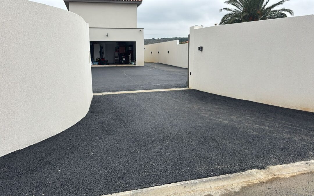 Réalisation d&rsquo;un parking et aménagement de jardin avec enrochement et sable à Narbonne