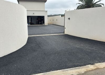 Réalisation d&rsquo;un parking et aménagement de jardin avec enrochement et sable à Narbonne