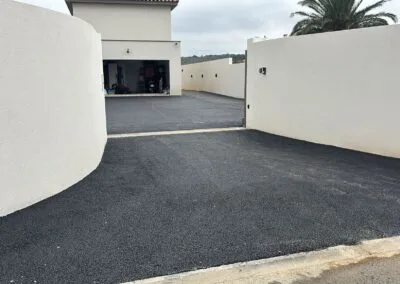 Réalisation d&rsquo;un parking et aménagement de jardin avec enrochement et sable à Narbonne