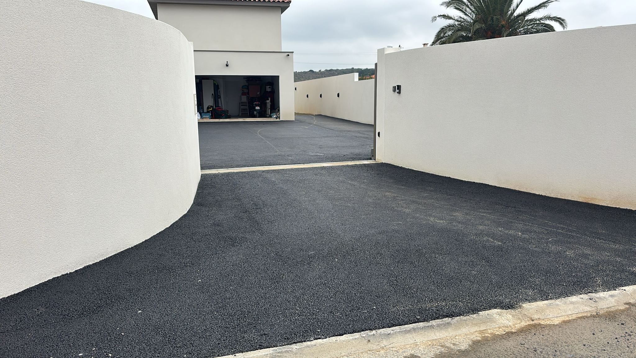 Parking et aménagement jardin à Narbonne – Enrobé accès villa – SOCCTP Parking et aménagement jardin à Narbonne - Enrobé accès villa - SOCCTP