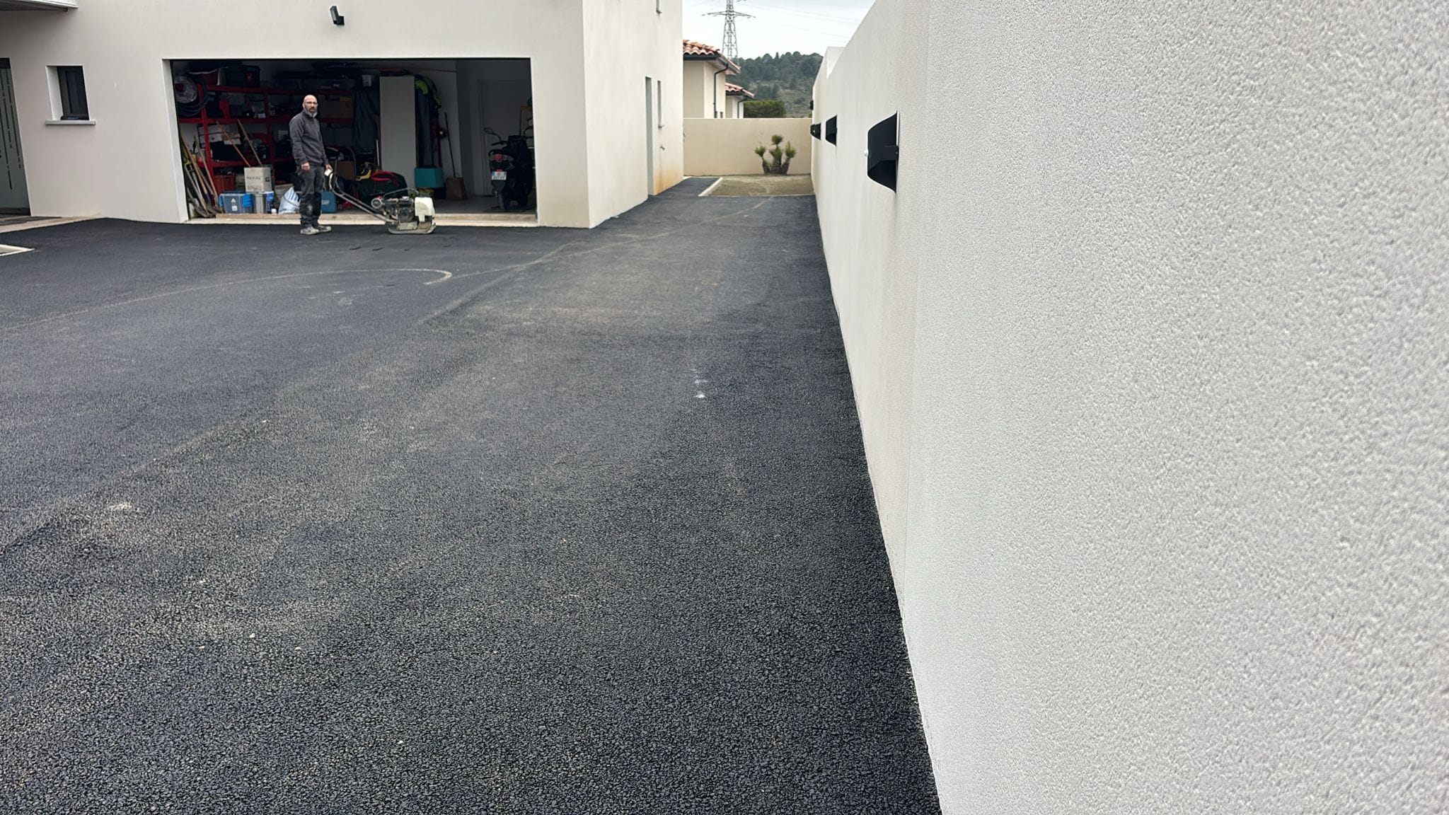 Parking et aménagement jardin à Narbonne – Enrobé allée accès garage – SOCCTP Parking et aménagement jardin à Narbonne - Enrobé allée accès garage - SOCCTP