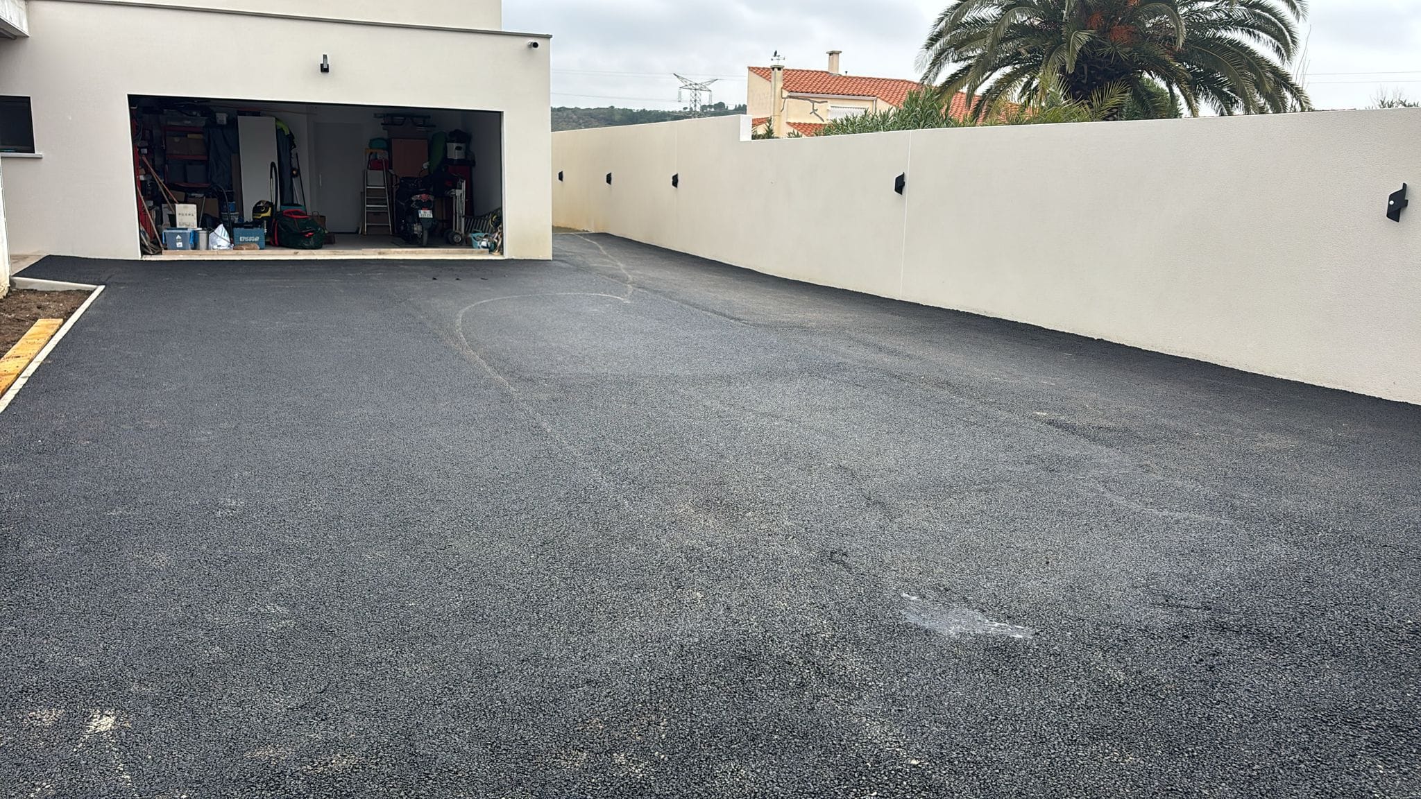 Parking et aménagement jardin à Narbonne – Enrobé parking – SOCCTP Création d'un parking et aménagement du jardin d'une villa de particuliers à Narbonne - SOCCTP