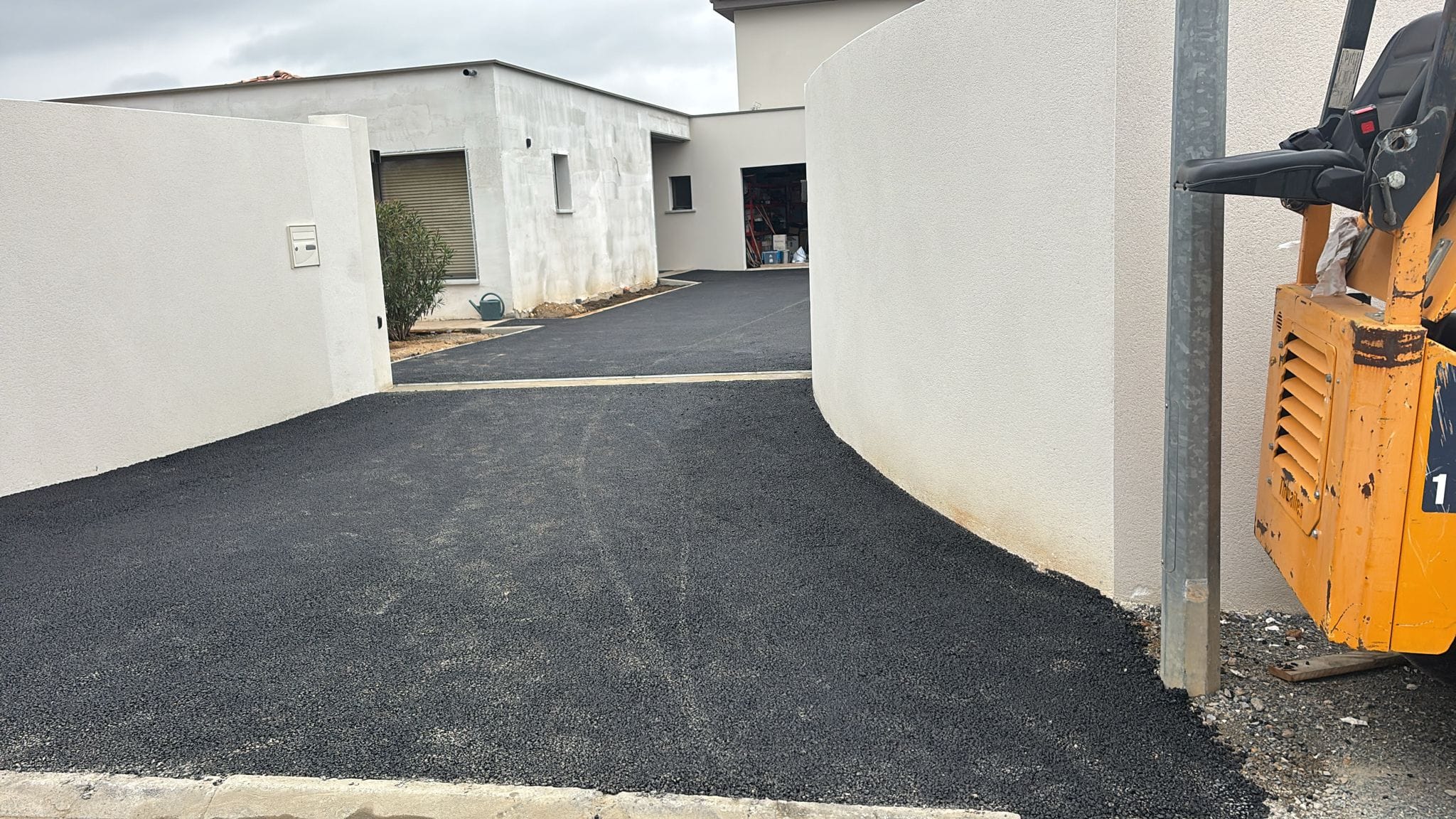 Parking et aménagement jardin à Narbonne – Entrée villa parking goudronnés – SOCCTP Parking et aménagement jardin à Narbonne - Entrée villa parking goudronnés - SOCCTP