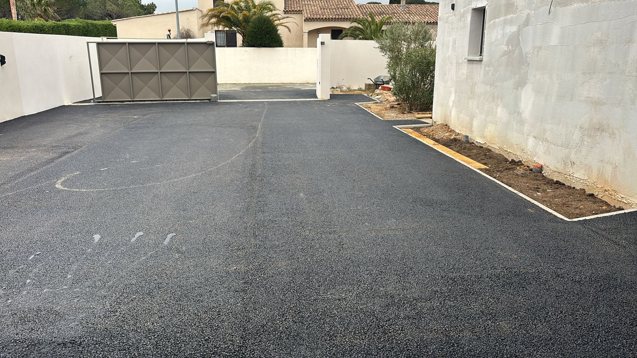 Parking et aménagement jardin à Narbonne – Pose enrobé du parking – SOCCTP Parking et aménagement jardin à Narbonne - Pose enrobé du parking - SOCCTP