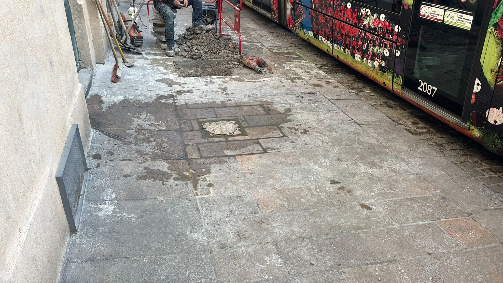 Réhabilitation réseau eaux usées livraison nouveau regard sur trottoir – Montpellier Les Arceaux – SOCCTP