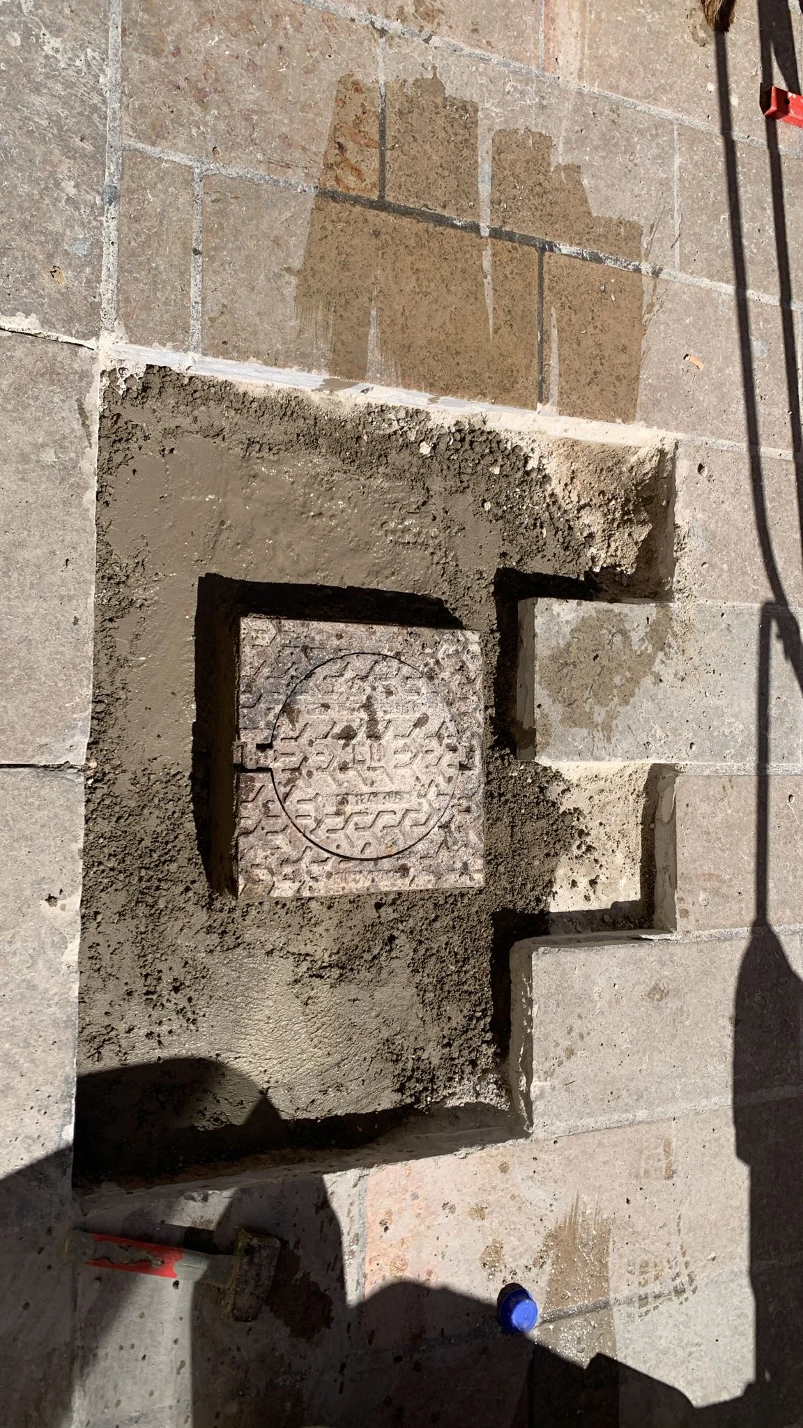 Réhabilitation réseau eaux usées pose béton autour d’un regard – Montpellier Les Arceaux – SOCCTP