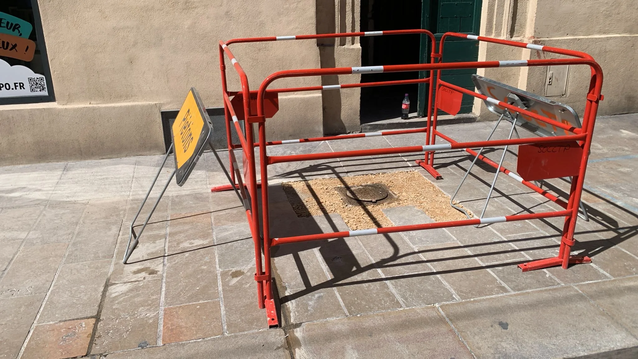 Réhabilitation réseau eaux usées signalétique piétons sur trottoir – Montpellier Les Arceaux – SOCCTP Réhabilitation réseau eaux usées signalétique piétons sur trottoir - Montpellier Les Arceaux - SOCCTP