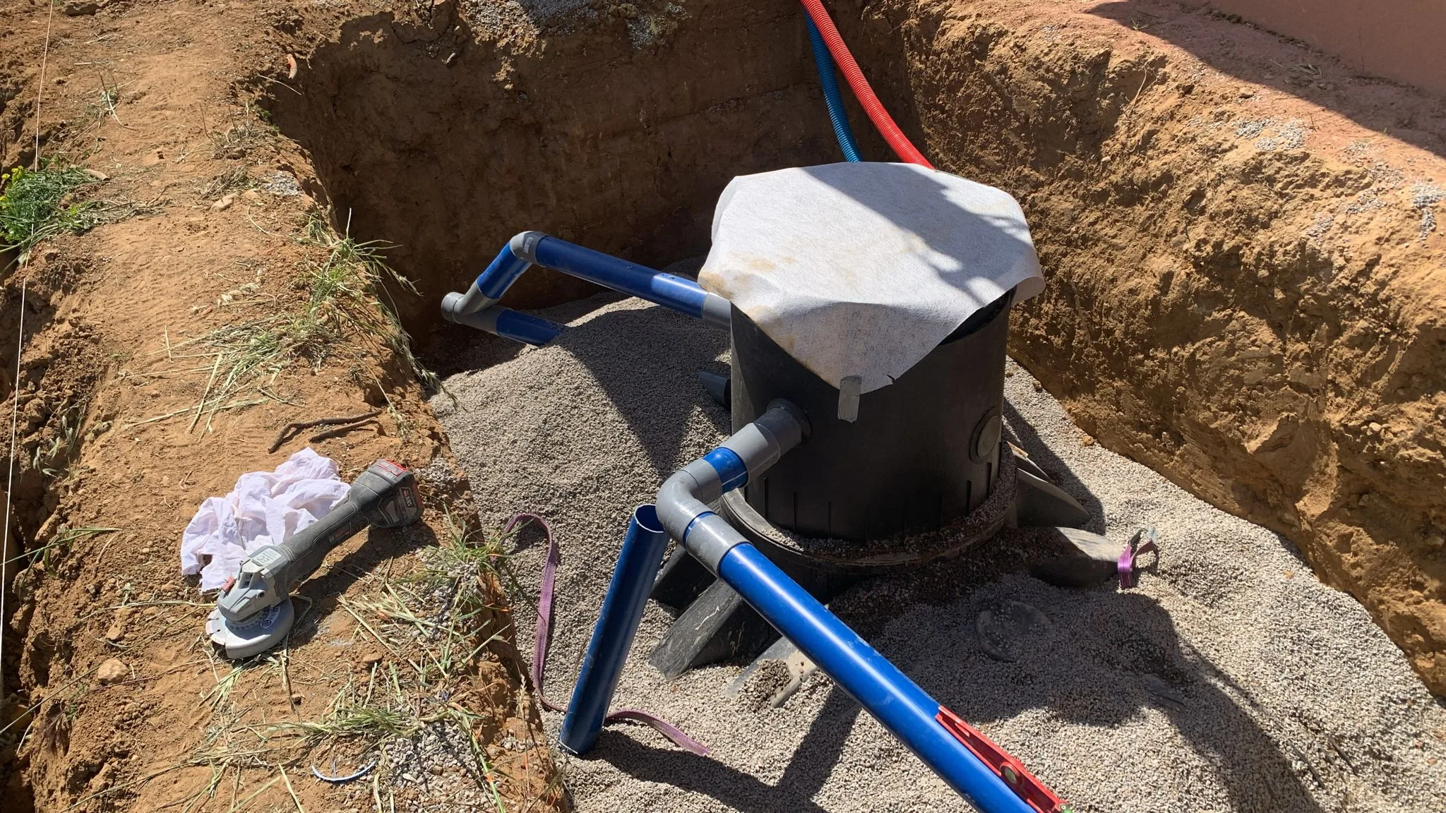 Pose d'une cuve et réseau PVC de récupération des eaux pluviales à Corneilhan - Le collecteur SOCCTP