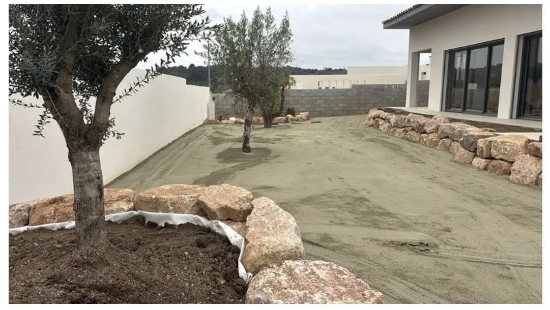 Parking et aménagement jardin à Narbonne – Terrain prêt pour engazonnement synthétique – SOCCTP Parking et aménagement jardin à Narbonne - Terrain prêt pour engazonnement synthétique - SOCCTP
