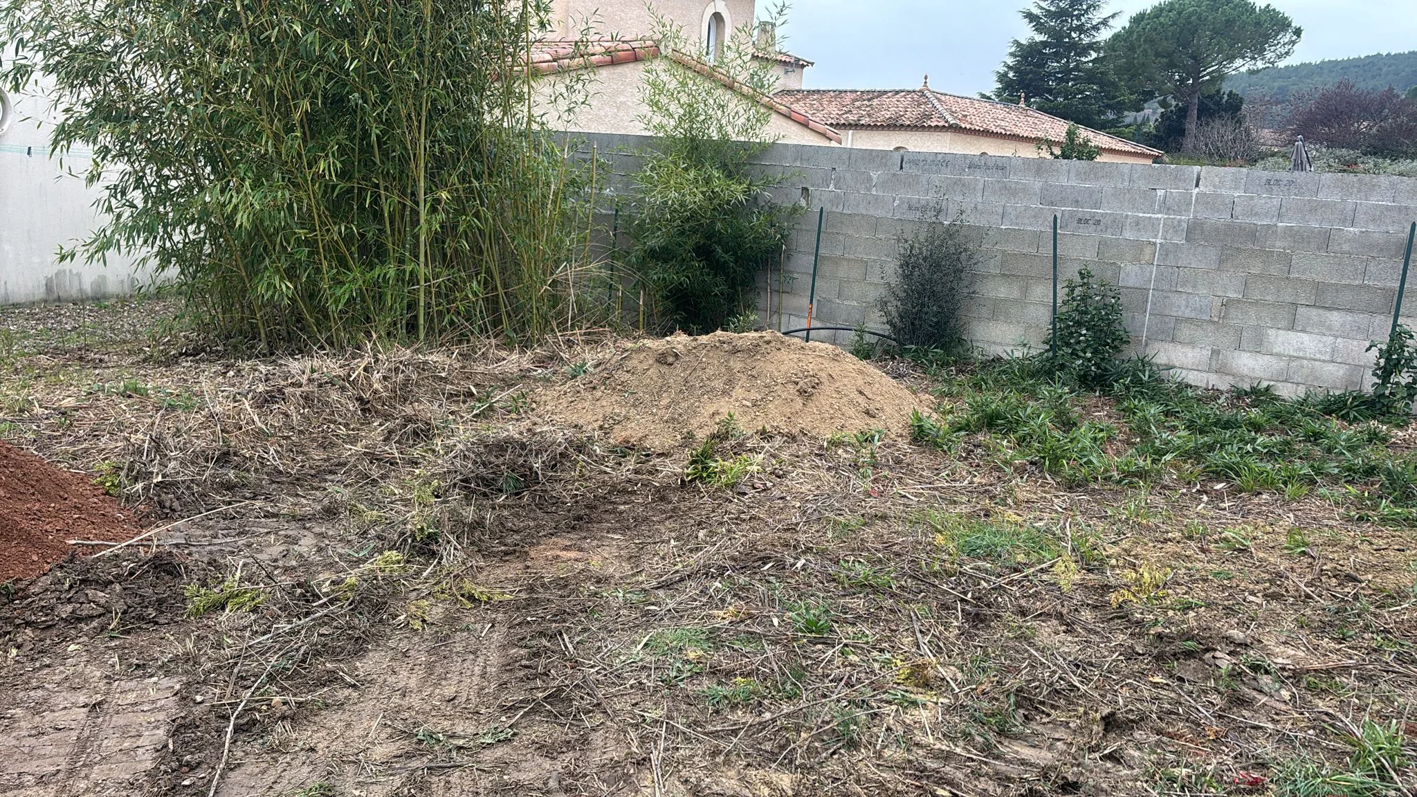Viabilisation de parcelles à Nébian – Avant Aménagement de surface – SOCCTP 01 Viabilisation de parcelles à Nébian - Terrain à préparer avant aménagement de surface par SOCCTP