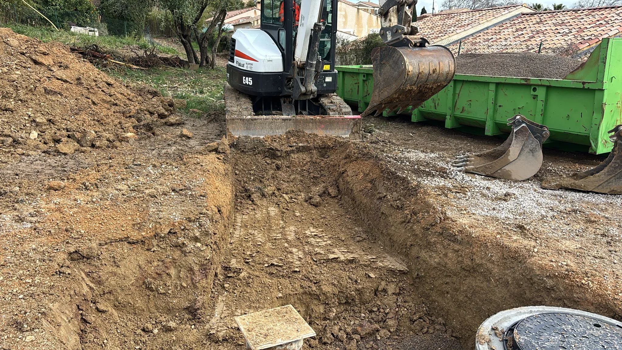 Viabilisation de parcelles à Nébian – Creusement tranchée pour réseau humide – SOCCTP Viabilisation de parcelles à Nébian - Creusement tranchée pour réseau humide par SOCCTP