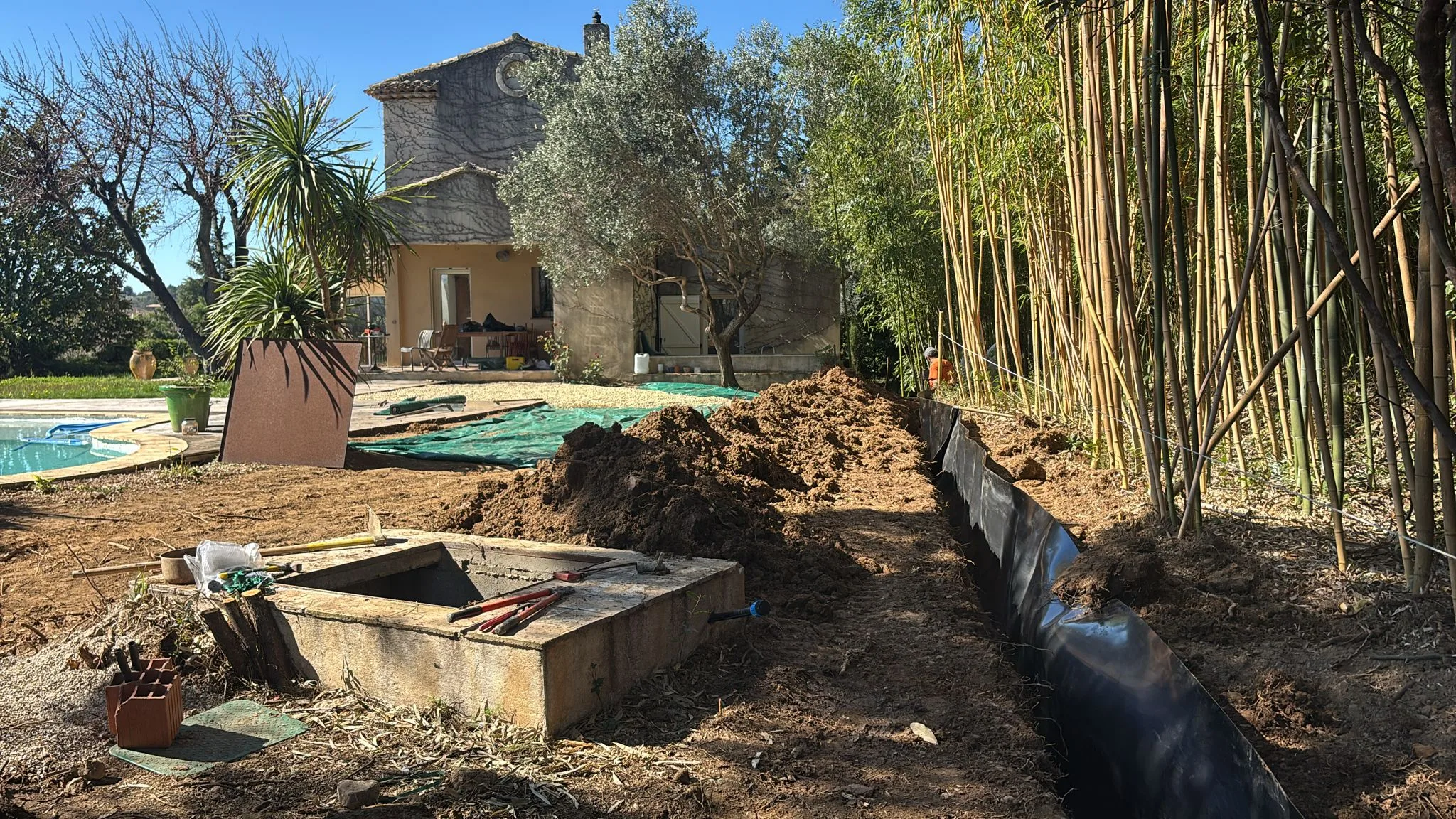Viabilisation de parcelles à Nébian – Pose bâche anti-rhizomes – SOCCTP Viabilisation de parcelles à Nébian - Pose bâche anti-rhizomes - SOCCTP