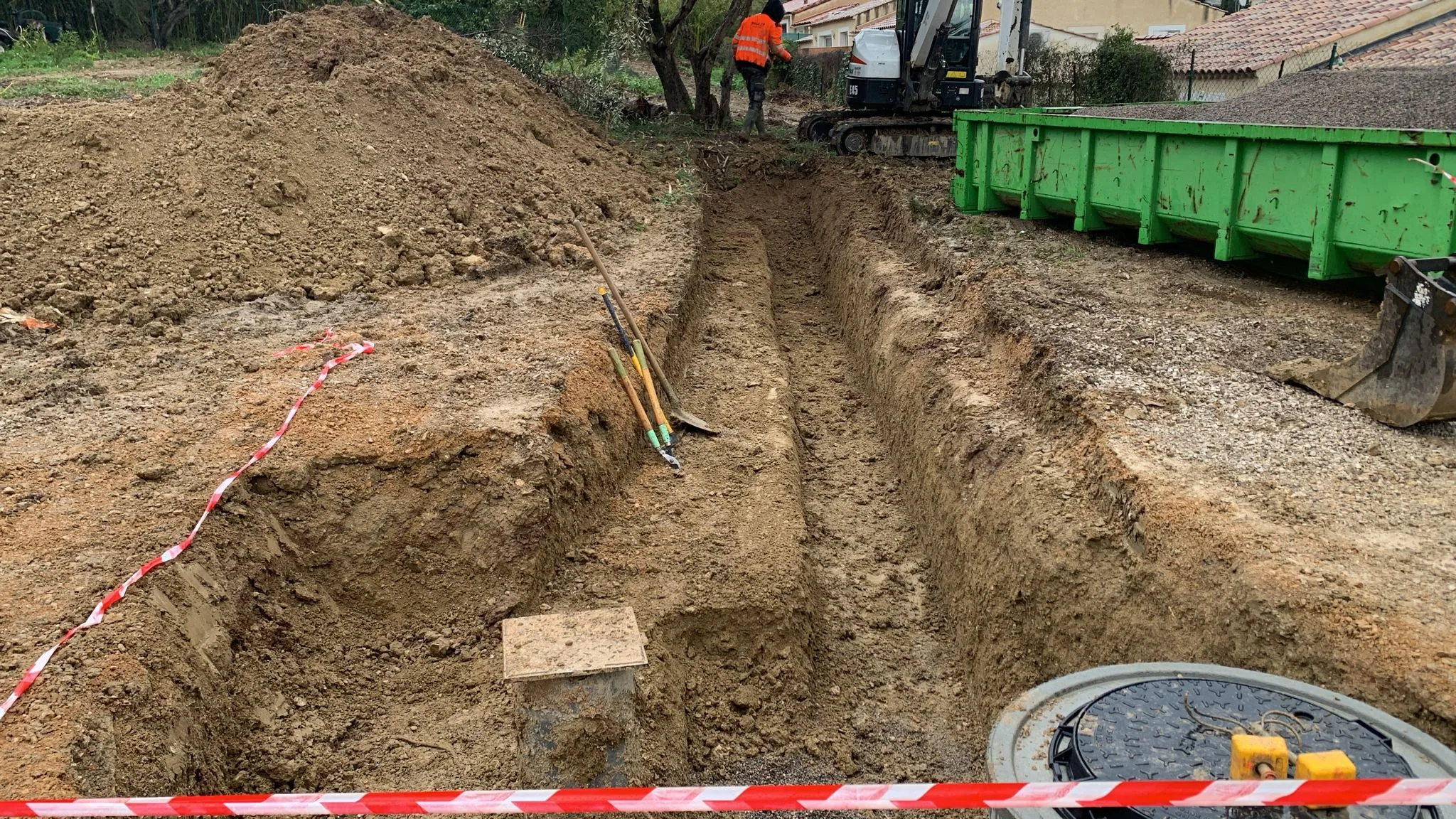 Viabilisation de parcelles à Nébian – Tranchée pour réseau humide – SOCCTP Viabilisation de parcelles à Nébian - Tranchée pour réseau humide - SOCCTP