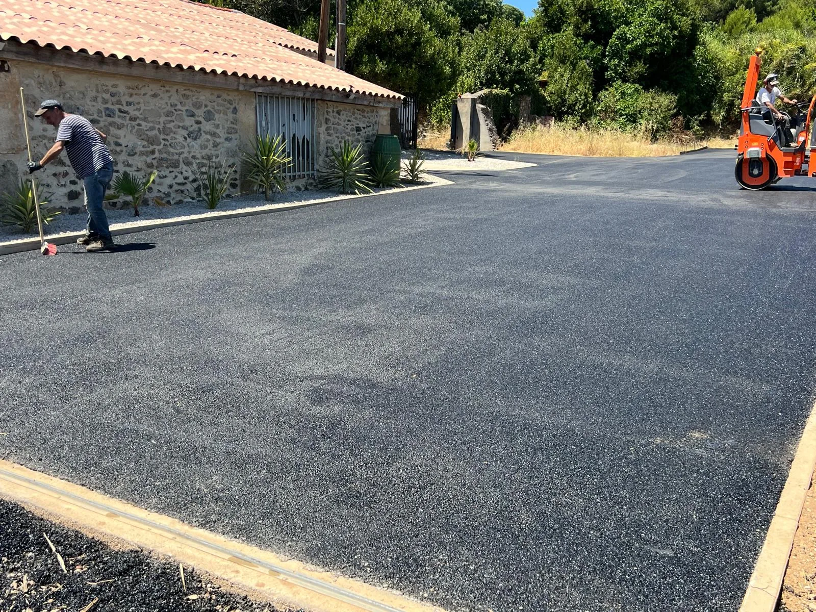 Passage du compacteur thermique sur le tapis d'enrobé neuf à Clermont-l'Hérault