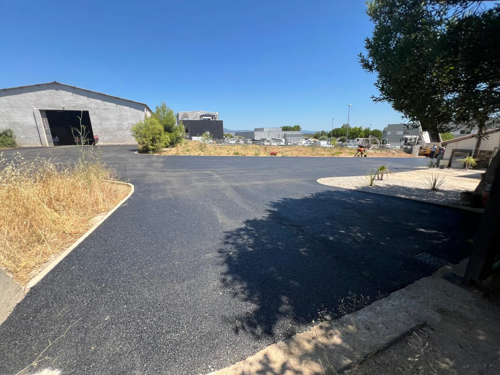 Résultat final de la pose de 750 m² d'enrobé pour la cour d'entreprise ISO FRAM à Clermont-l'Hérault