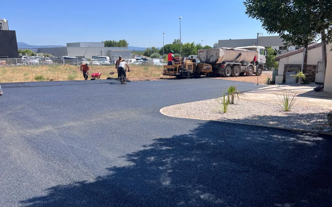 Pose de 750 m² d&rsquo;enrobé pour une entreprise de Clermont l&rsquo;Hérault (34800)