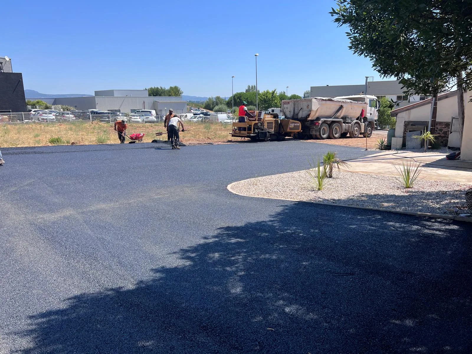 Pose de 750 m² d'enrobé à chaud au finisseur pour l'entreprise ISO FRAM à Clermont-l'Hérault