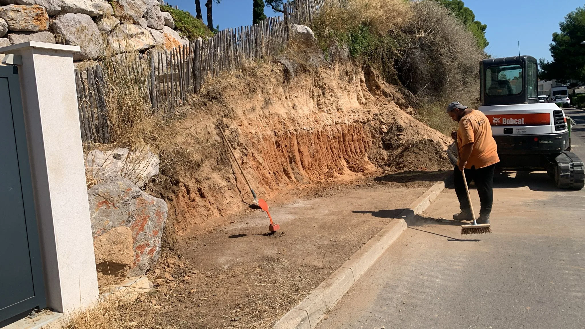 Réalisation d’un mur de soutènement pour un particulier à Mèze 01 Balayage de la route avant pose du mur de soutènement