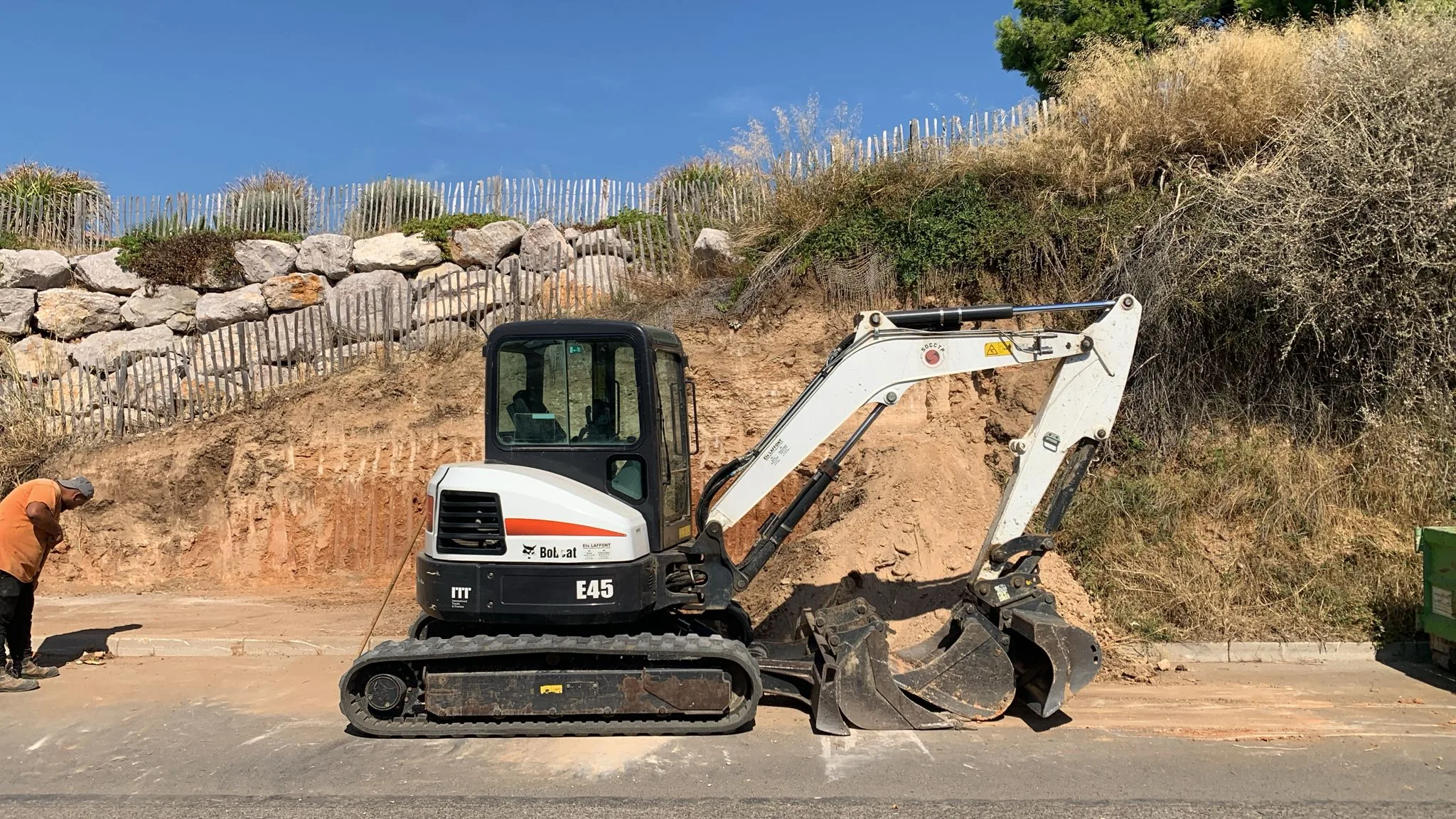 Réalisation d’un mur de soutènement pour un particulier à Mèze 03 Mini-tractopelle pour préparer le terrain avant la pose du mur de soutènement en pierres naturelles