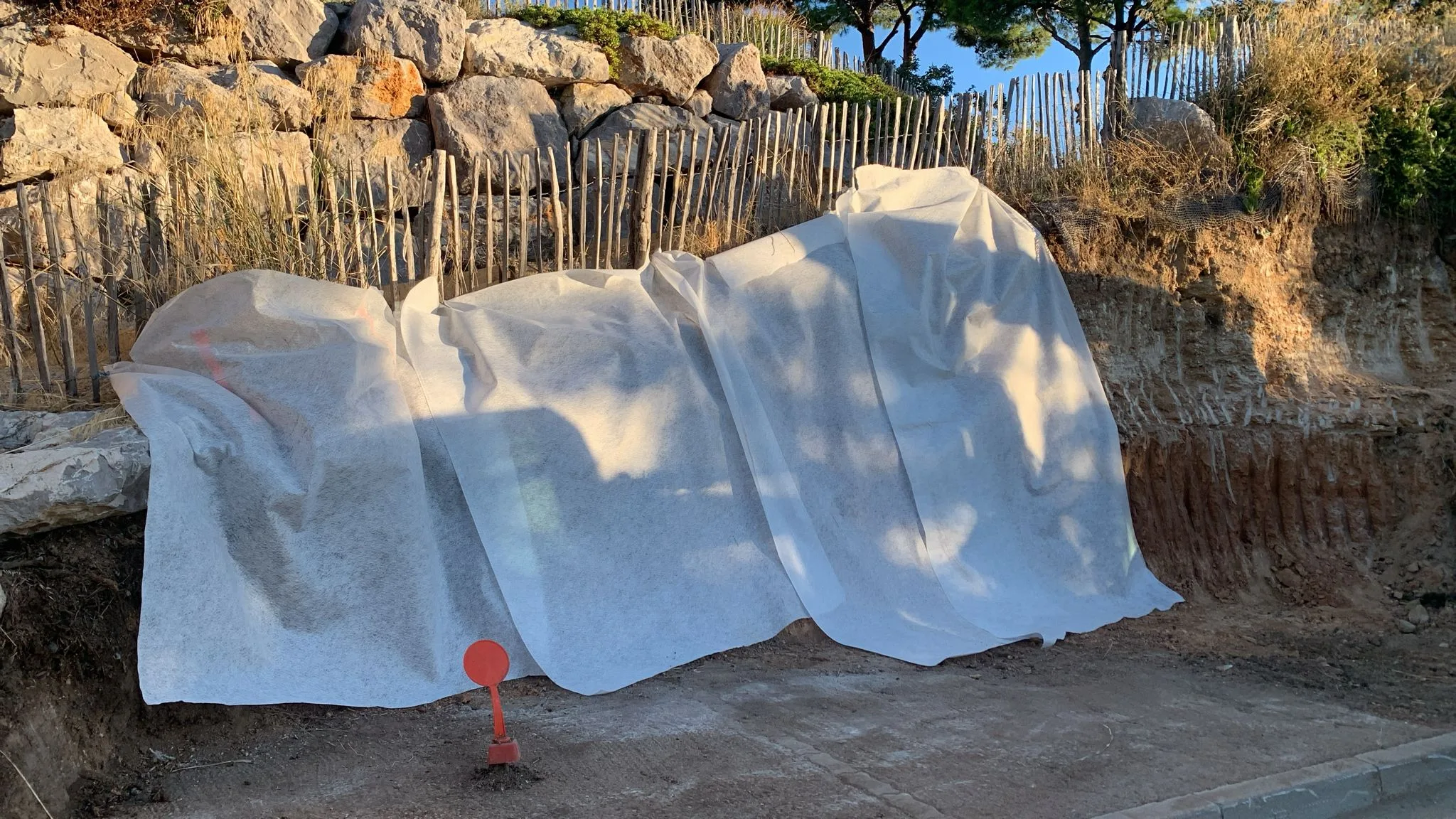 Réalisation d’un mur de soutènement pour un particulier à Mèze 04 Géotextile pour protéger le drain du mur de soutènement de la végétation