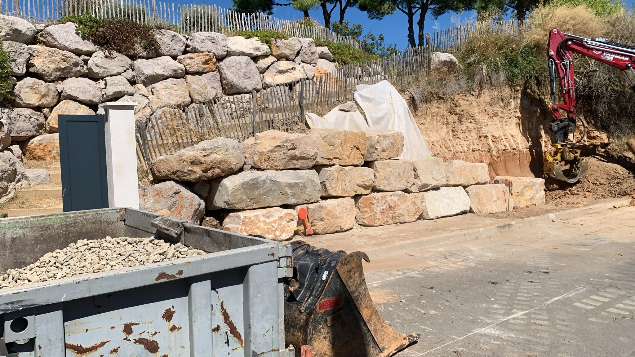 Réalisation d’un mur de soutènement pour un particulier à Mèze 05 Décaissement du terrain pour pose du drain derrière le mur de soutènement