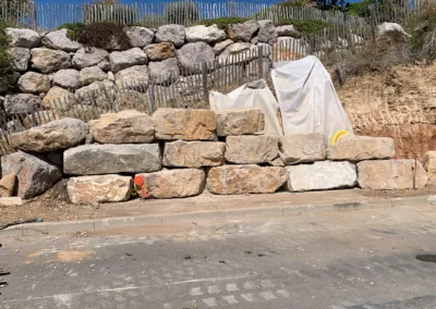 Réalisation d&rsquo;un mur de soutènement en bord de route chez un particulier à Mèze (34140)