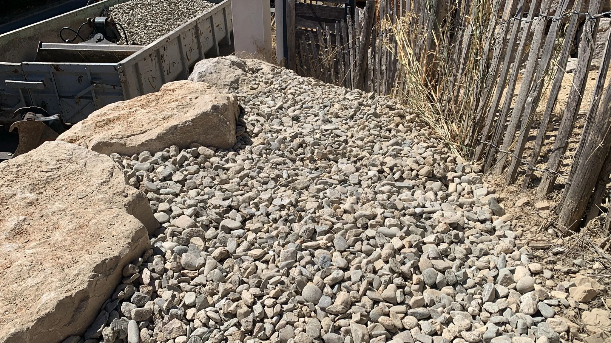 Réalisation d’un mur de soutènement pour un particulier à Mèze 09 Vue du drain posé derrière le mur de soutènement