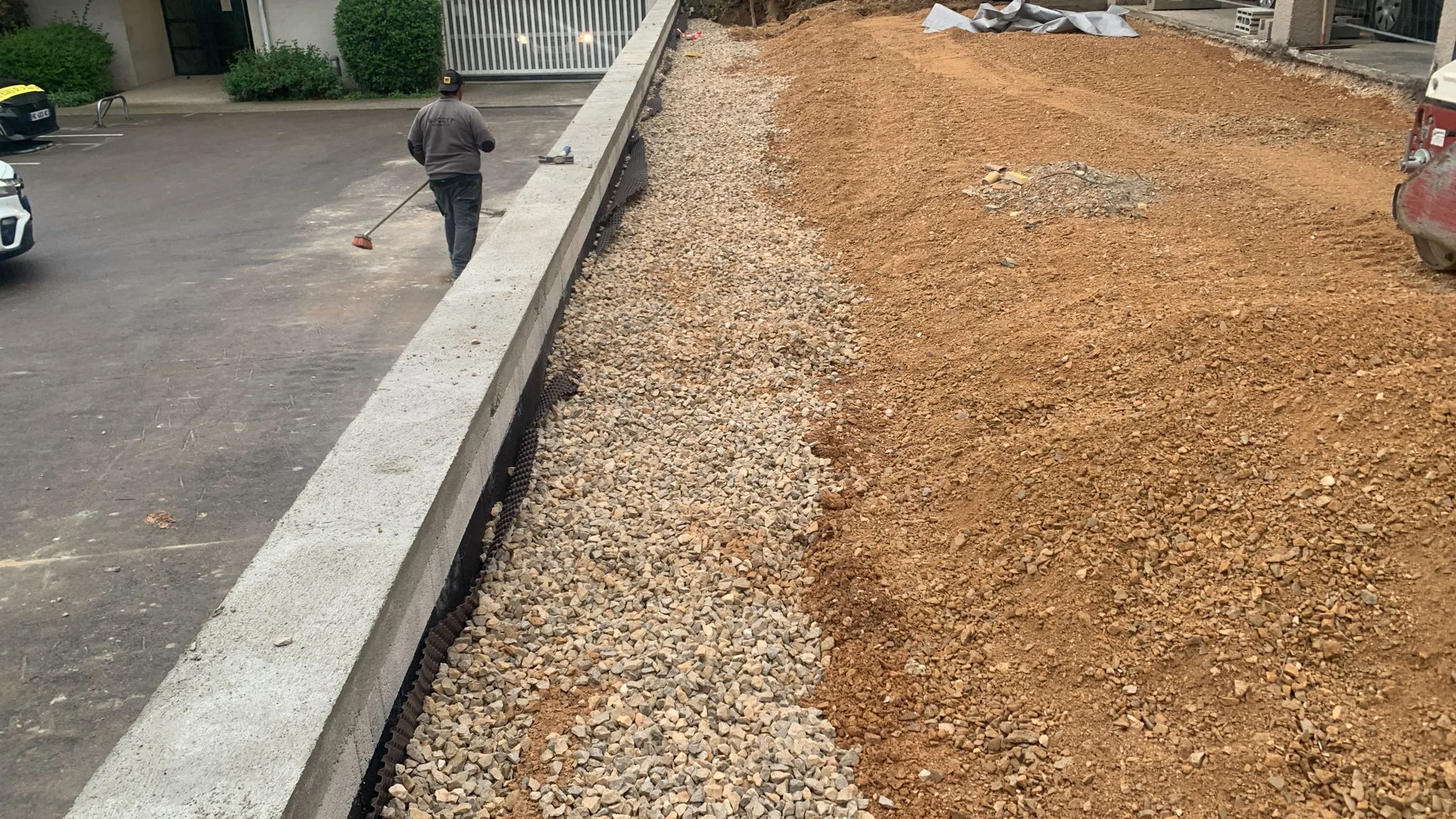 Réfection mur de soutenement dalles béton drainantes copropriété Montpellier 02 Drainage finalisé et début du terrassement pour la voie de circulation du parking de cette copropriété de Montpellier