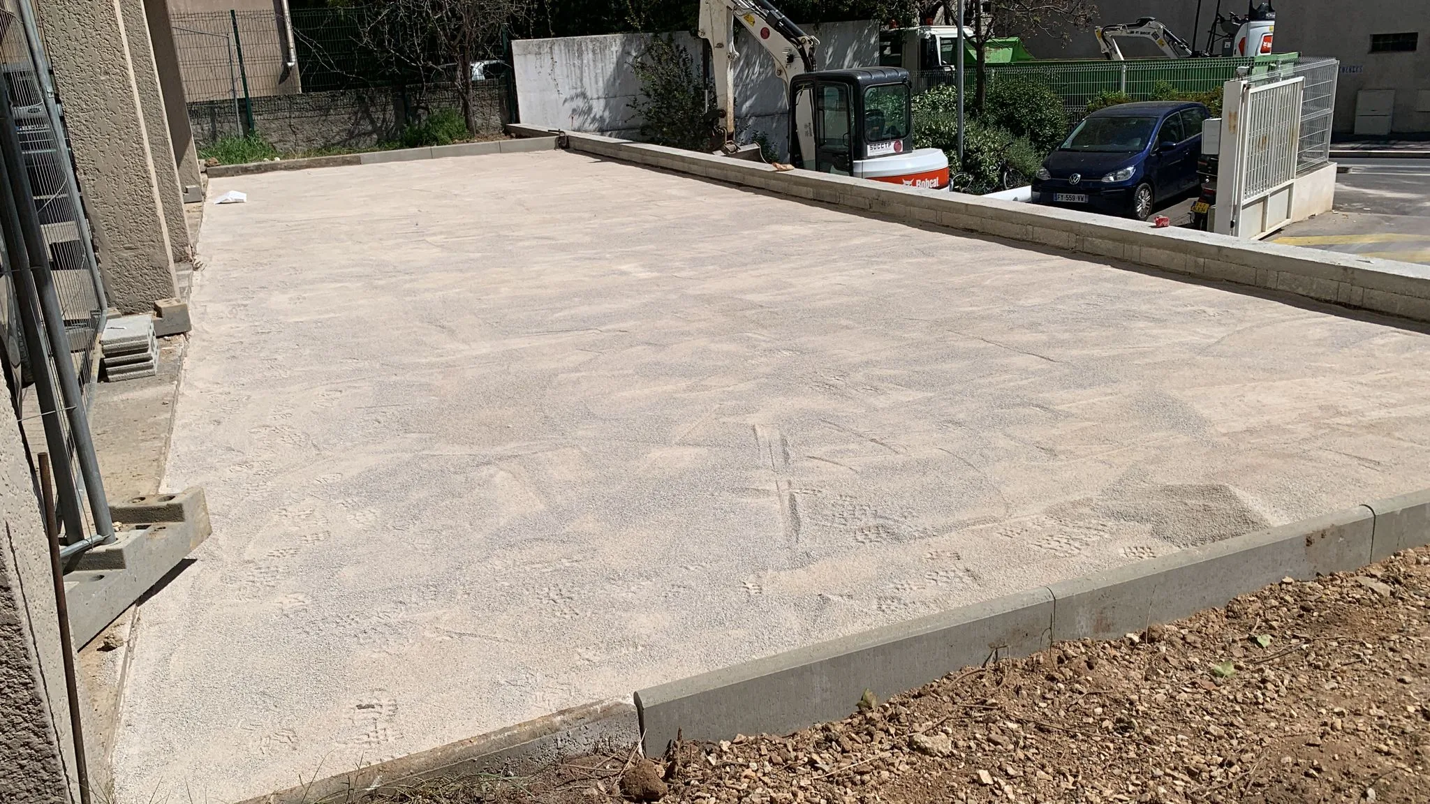 Réfection mur de soutenement dalles béton drainantes copropriété Montpellier 04 Zone de circulation prête à recevoir la finition avec des dalles de béton drainante posées par SOCCTP dans une copropriété à Montpellier
