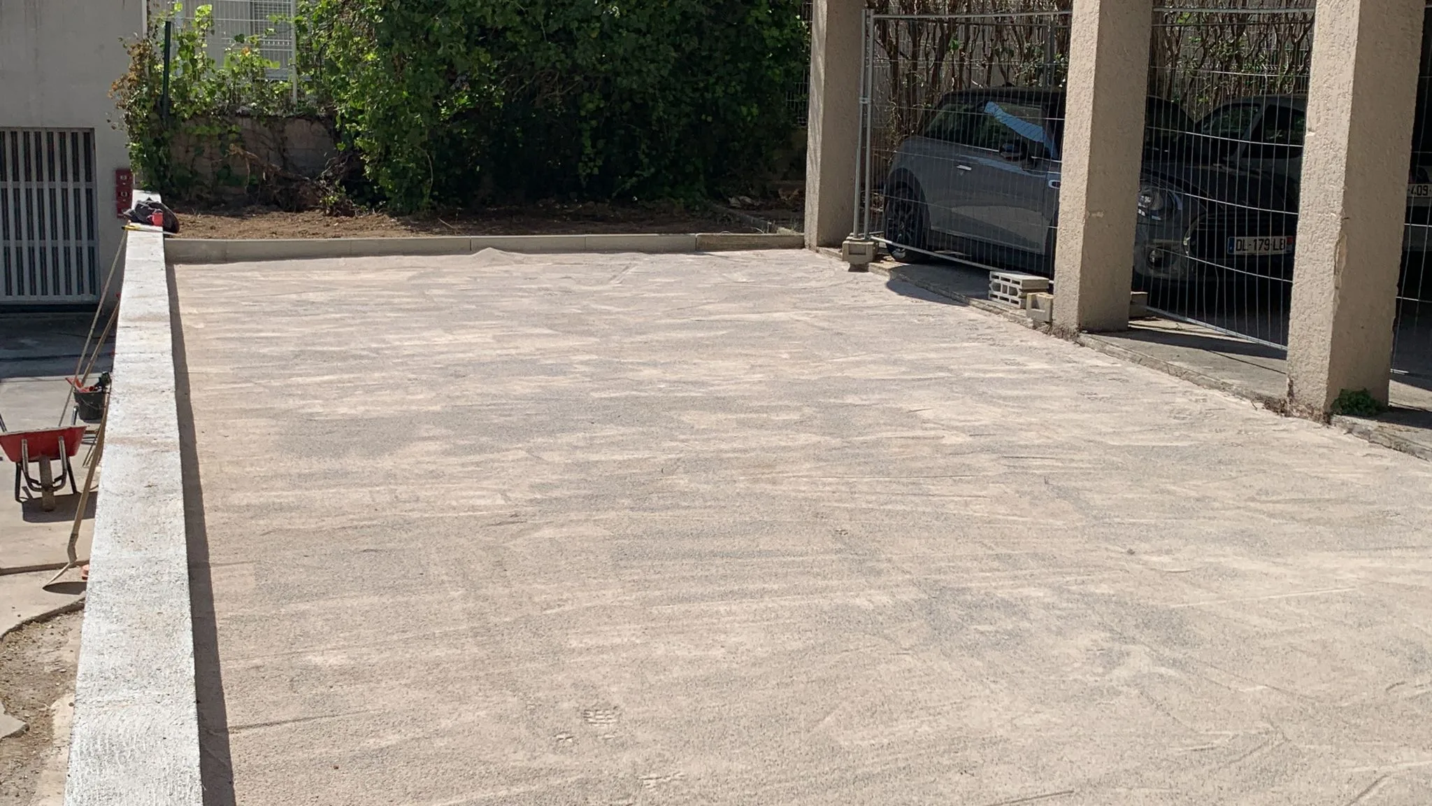 Réfection mur de soutenement dalles béton drainantes copropriété Montpellier 05 Zone de circulation avec bordures en béton posées par SOCCTP dans une copropriété à Montpellier