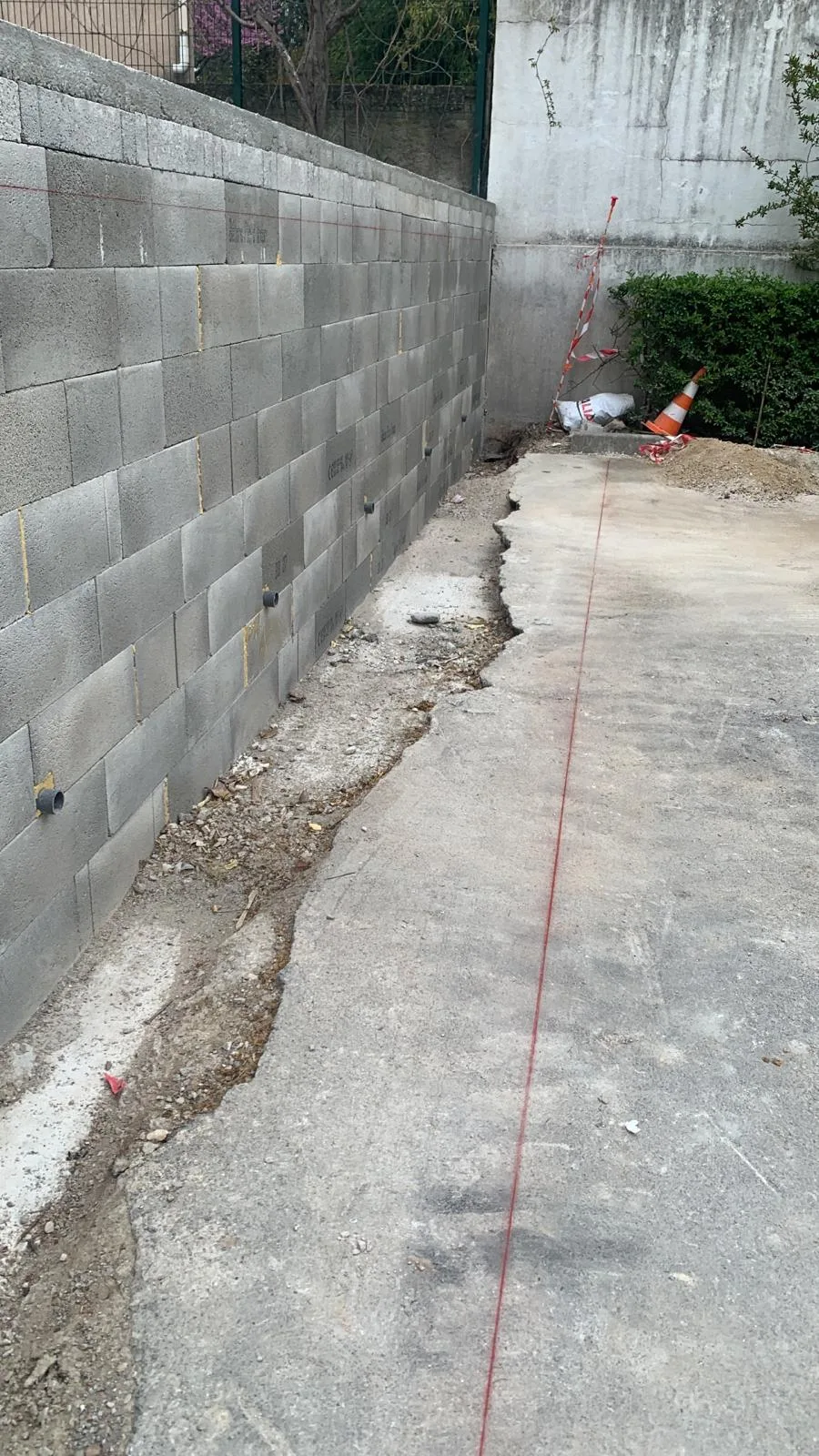 Réfection mur de soutenement dalles béton drainantes copropriété Montpellier 06 Marquage avant découpe par SOCCTP de l'ancien enrobé dégradé au mied du mur de soutènement de cette copropriété de Montpellier