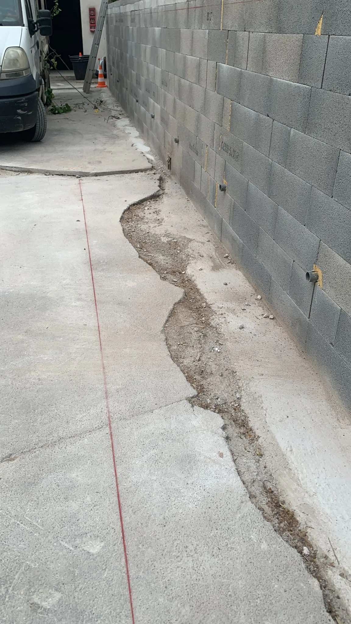 Réfection mur de soutenement dalles béton drainantes copropriété Montpellier 07 Gargouilles au pied du mur de soutènement pour évacuation des eaux recueillies par le drain