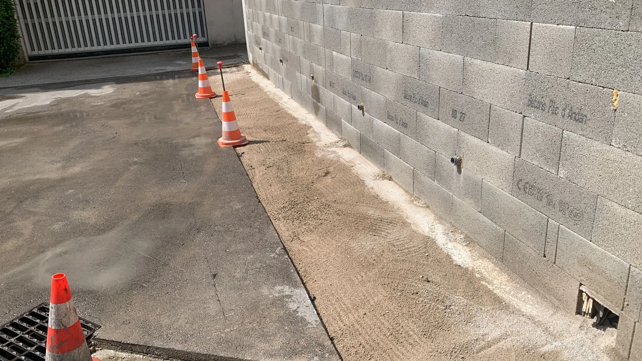 Réfection mur de soutenement dalles béton drainantes copropriété Montpellier 08 Surface préparée par SOCCTP prête à recevoir un nouvel enrobé