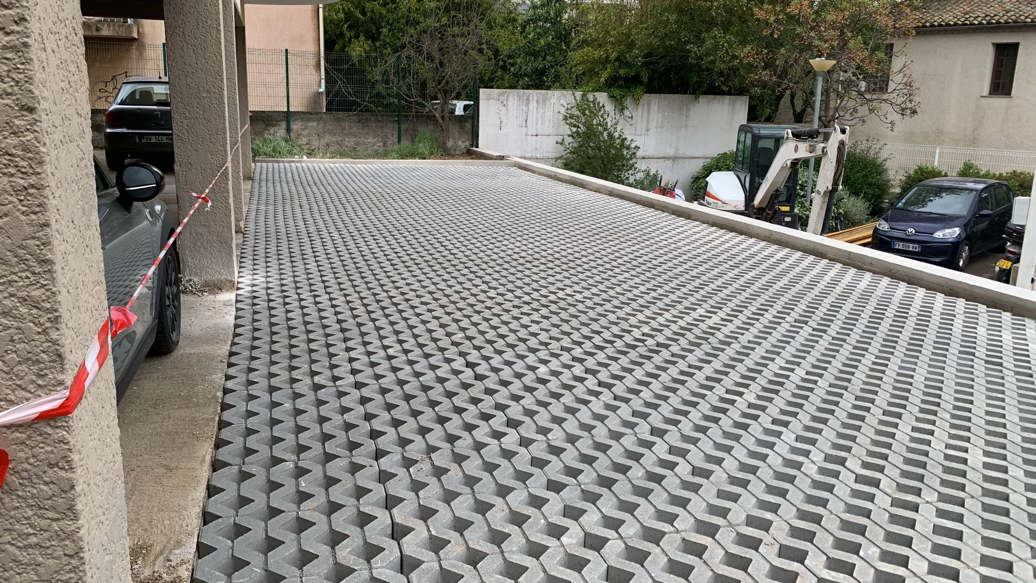 Réfection mur de soutenement dalles béton drainantes copropriété Montpellier 10 Vue des dalles de béton drainantes posées par SOCCTP dans une copropriété de Montpellier