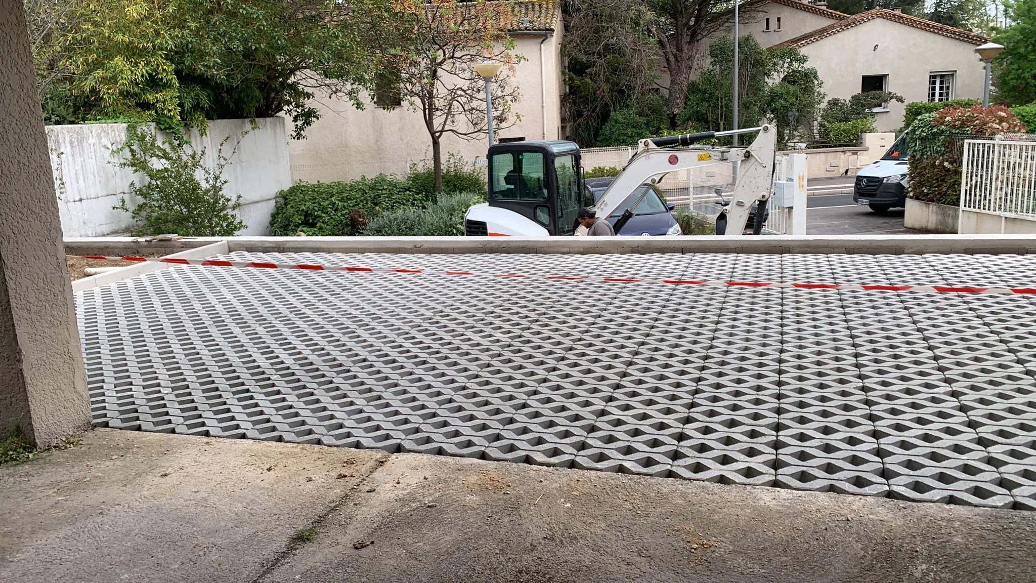 Réfection mur de soutenement dalles béton drainantes copropriété Montpellier 11 Voie de circulation en dalles de béton drainantes posées par SOCCTP dans le parking d'une copropriété de Montpellier