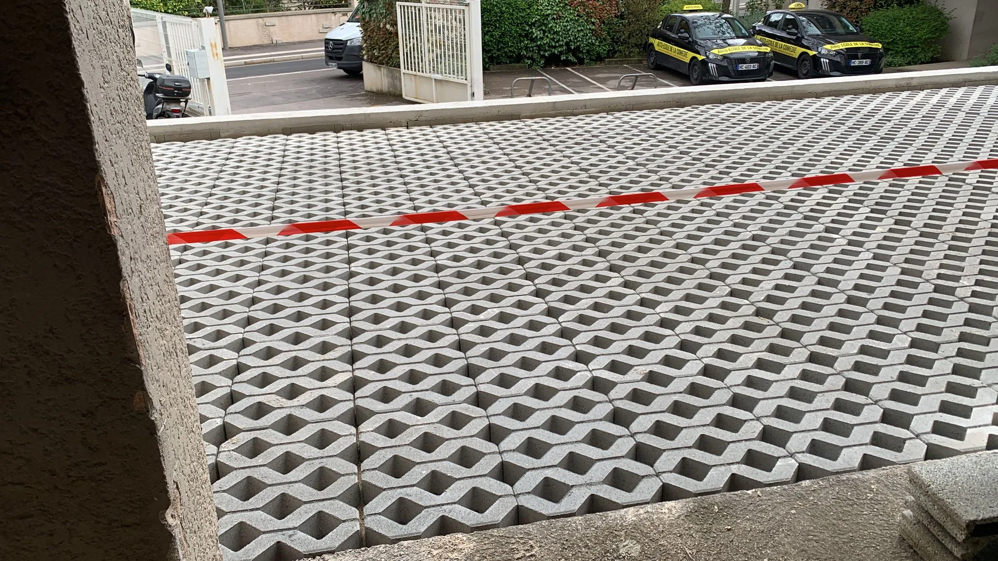 Réfection mur de soutenement dalles béton drainantes copropriété Montpellier 12 Les dalles de béton drainantes posées par SOCCTP dans le parking d'une copropriété de Montpellier en attente du sable de finition