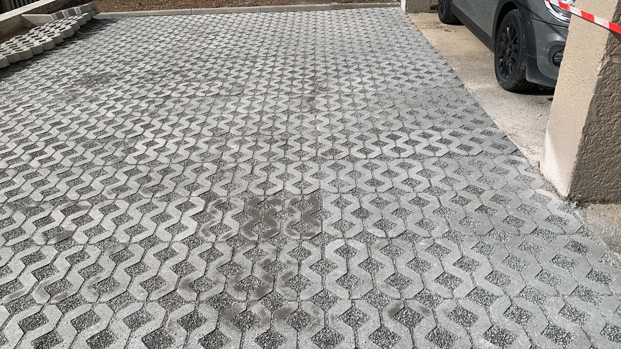 Réfection mur de soutenement dalles béton drainantes copropriété Montpellier 13 Voie de circulation terminée avec dalles de béton drainantes comblées avec sable et graviers par SOCCTP dans une copropriété de Montpellier