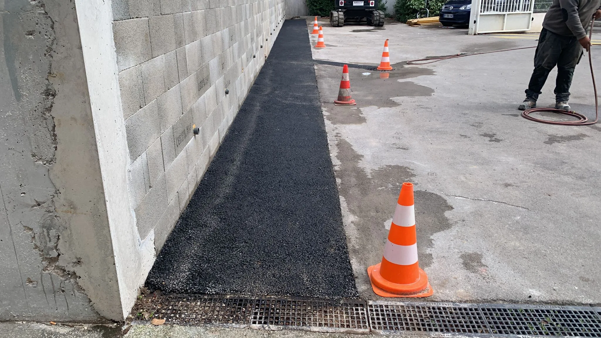 Réfection mur de soutenement dalles béton drainantes copropriété Montpellier 14 Nouvel enrobé posé par SOCCTP au pied du mur de soutènement de cette copropriété de Montpellier