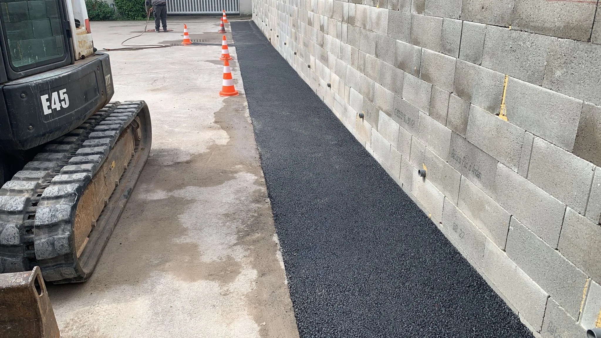 Réfection mur de soutenement dalles béton drainantes copropriété Montpellier 15 Nouvel enrobé au pied du nouveau mur de soutènement construite par SOCCTP dans une copropriété à Montpellier